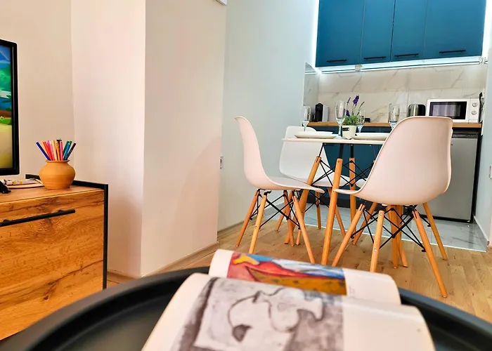 Modern & Stylish - Art Atelier Apartment
